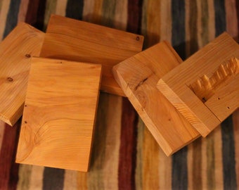 Adhika, estante de madera de cedro con soporte retráctil