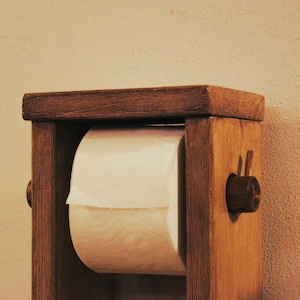 Newspaper, portarotoli di carta igienica fatto a mano in legno