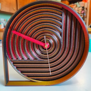3D-geprinte hedendaagse klok: aanpasbare muur- of bureaudecor