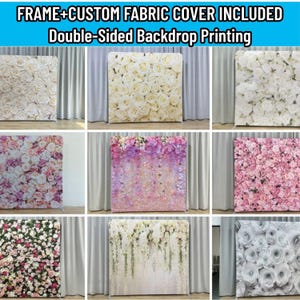 Puede incluir: Un soporte rectangular para telón de fondo con una funda de tela personalizada con impresión a doble cara. La muestra presenta varios patrones florales, incluyendo rosas blancas, rosas y de colores mezclados, junto con arreglos florales colgantes.