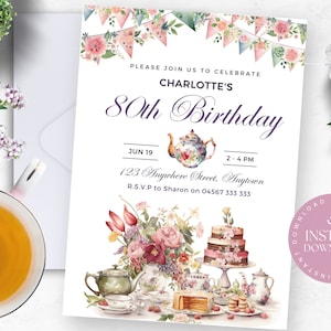 Könnte beinhalten: Eine Einladung zur Feier von Charlottes 80. Geburtstag mit einem Tee-Party-Thema. Die Einladung zeigt ein florales Design mit einer Teekanne, Teetassen und einem Kuchen. Der Text lautet "Bitte feiern Sie mit uns Charlottes 80. Geburtstag" mit Datum und Uhrzeit der Veranstaltung. Die Einladung enthält auch die Adresse und RSVP-Informationen.