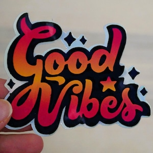 Frase ispirazionale in stile retrò "Good Vibes" per computer portatile; Citazione motivazionale in vinile olografico/bianco lucido