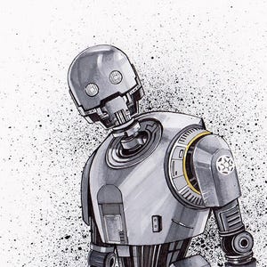 Puede incluir: Ilustración detallada de un droide K-2SO de Star Wars. La obra presenta al droide en una pose de pie, con una combinación de colores gris y plateado. El fondo es blanco con salpicaduras de tinta negra.