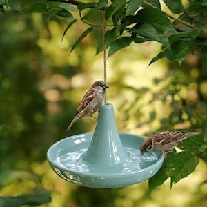 Bebedero de cerámica artesanal para pájaros – Adorno colgante para jardín exterior - Regalo único para amantes de las aves -