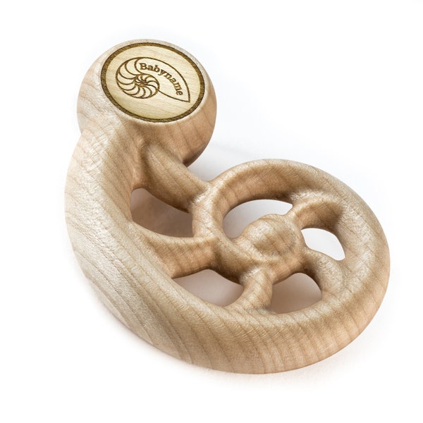 Babyrassel personalisiert - Nautilus. Fördert das Mundeln, Beißen und Greifen. Eine Greifling aus Holz der auch Rassel ist!