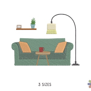 Könnte beinhalten: Ein grünes Sofa mit zwei orangefarbenen Kissen, ein kleiner Holztisch mit einer roten Tasse, eine Stehlampe mit einem gelben Schirm und ein Regal mit einem kleinen Bilderrahmen und einer Topfpflanze.