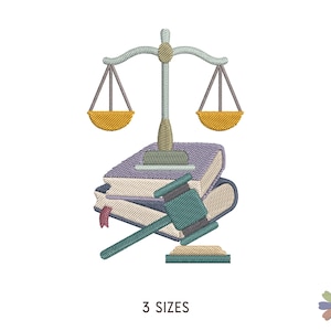 Könnte beinhalten: Ein Stickmuster mit einer Justitia-Waage, einem Hammer und einem Stapel Bücher. Die Justitia-Waage ist gold und blau, der Hammer ist grün und braun, und die Bücher sind lila, blau und beige. Das Design ist in drei Größen erhältlich.