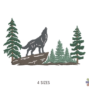 Puede incluir: Un diseño de bordado que presenta un lobo gris oscuro aullando mientras está de pie sobre una roca marrón. La escena incluye varios pinos verdes de diferentes alturas dispuestos alrededor del lobo. El texto 4 SIZES aparece debajo.