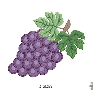 Pode incluir: Um desenho de bordado digital de uvas roxas com folhas verdes, disponível em três tamanhos.