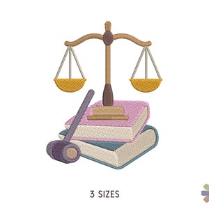 Könnte beinhalten: Ein Stickmuster mit einer Justitia-Waage, einem Hammer und drei Büchern. Die Waage ist braun mit goldfarbenen Schalen. Der Hammer ist lila und die Bücher sind rosa, blau und beige.