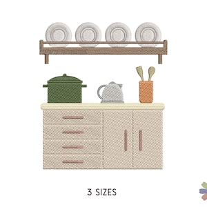 Puede incluir: Diseño bordado de una cocina con un armario, una encimera, una olla, una tetera, un escurridor de platos con platos y un jarrón con utensilios. El armario tiene cuatro cajones y dos puertas. La encimera es de color beige claro, el armario es beige, la olla es verde, la tetera es plateada, los platos son blancos, el escurridor de platos es marrón, el jarrón es naranja y los utensilios son marrones.