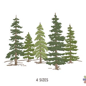 Può includere: Un disegno da ricamo che presenta un gruppo di cinque alberi sempreverdi in varie tonalità di filo verde e marrone. Gli alberi sono disposti in gruppo con una piccola linea di terra marrone alla base. Il testo 4 SIZES è stampato in nero sotto.