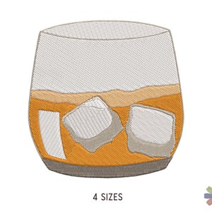 Könnte beinhalten: Ein Glas mit bernsteinfarbener Flüssigkeit und Eiswürfeln. Das Glas ist rund und hat einen dicken Rand. Die Flüssigkeit ist bernsteinfarben und die Eiswürfel sind weiß.