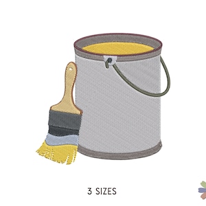 Puede incluir: Un bote de pintura gris con tapa amarilla y un pincel de mango de madera. El bote de pintura tiene un asa y un anillo de metal.