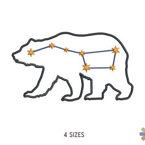 Può includere: Un contorno nero di un orso con una costellazione di stelle al suo interno. Le stelle sono dorate e collegate da linee blu. Il testo "4 SIZES" è sotto l'orso.