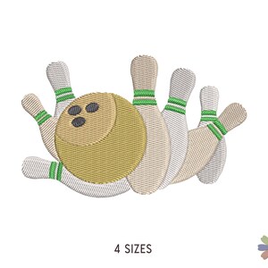 Puede incluir: Diseño bordado de una bola de bolos y bolos. La bola de bolos es de color beige con tres agujeros negros para los dedos. Los bolos son de color blanquecino con rayas verdes. El texto "4 TAMAÑOS" está debajo.