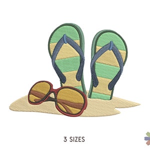 Könnte beinhalten: Stickerei mit einem Paar grüner und gelber Flip-Flops mit blauen Riemen und einer Sonnenbrille in Rot und Gelb auf einem braunen Strand.