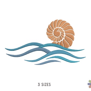 Puede incluir: Un diseño de bordado que presenta una concha marina con un patrón en espiral en tonos naranja y marrón, sobre un fondo de olas azules y turquesa.