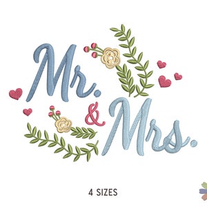 Könnte beinhalten: Stickerei mit den Worten "Mr. & Mrs." in hellblau mit floralen Akzenten in Grün, Gelb und Rosa. Das Design enthält kleine Herzen in Rosa.