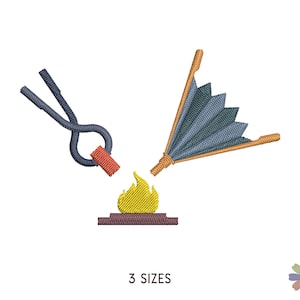 Op de afbeelding: Een geborduurd ontwerp met smidgereedschap: tang, blaasbalg en vlam. De tang is donkerblauw met een rode punt, de blaasbalg is blauw en bruin, en de vlam is geel. De tekst "3 SIZES" staat eronder.