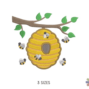Puede incluir: Diseño bordado con una colmena amarilla con una rama marrón y hojas verdes. Varias abejas con rayas negras y amarillas vuelan alrededor de la colmena. El texto "3 SIZES" está en la parte inferior.