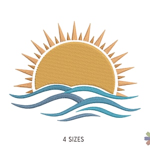 Könnte beinhalten: Ein Stickmuster mit einer goldgelben Halbkreis-Sonne mit strahlenden, spitzen Strahlen über stilisierten blauen und türkisfarbenen Meereswellen. Der Text 4 SIZES ist unter der Grafik in Schwarz gedruckt, daneben ein kleines Blumensymbol.