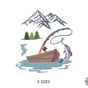 Puede incluir: Un diseño de bordado que representa una escena de pesca con un barco, un pez saltando fuera del agua, una caña de pescar y montañas en el fondo. El diseño es perfecto para crear ropa personalizada, decoración del hogar u otras manualidades.