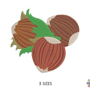 Puede incluir: Tres avellanas marrones y rojas con hojas verdes. Las avellanas están en un racimo y tienen una superficie texturizada.