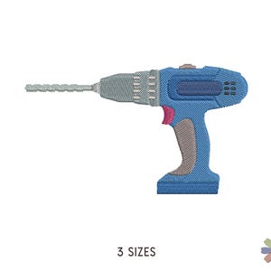 Peut inclure: Image brodée d'une perceuse sans fil bleue, grise et rose. Le foret est gris, et la poignée est bleue avec une gâchette rose. Le texte "3 SIZES" est en dessous.