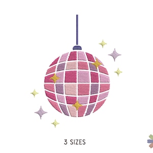 Puede incluir: Una bola de discoteca rosa y morada con estrellas doradas colgando de una cuerda morada. La bola de discoteca está rodeada de estrellas doradas más pequeñas.