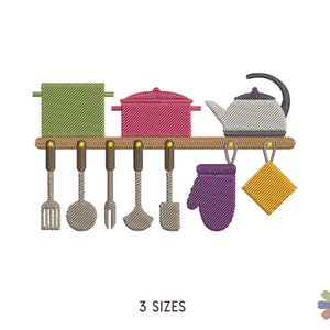 Może przedstawiać: Drewniany stojak z zielonym garnkiem, czerwonym garnkiem, srebrnym czajnikiem i pięcioma przyborami kuchennymi wiszącymi na nim. Są też fioletowa rękawica do piekarnika i żółty ręcznik kuchenny wiszące na stojaku. Tekst "3 SIZES" znajduje się pod stojakiem.
