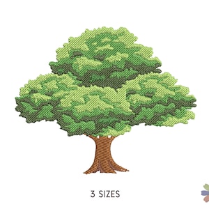 Op de afbeelding: Borduurwerk van een groene boom met een bruine stam en wortels. Het ontwerp is verkrijgbaar in drie maten.