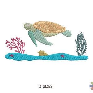 Puede incluir: Un diseño bordado de una tortuga marina verde nadando sobre una ola azul con coral y algas a cada lado. Hay dos estrellas de mar rojas en la ola.
