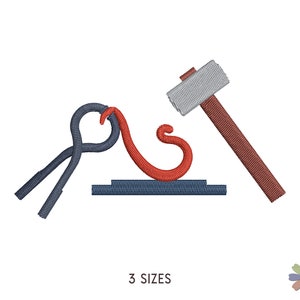 Könnte beinhalten: Ein Stickmuster mit einem roten Metallhaken, der von einem grauen Hammer mit braunem Stiel gehämmert wird. Der Haken befindet sich auf einem blauen Amboss. Das Design ist in drei Größen erhältlich.