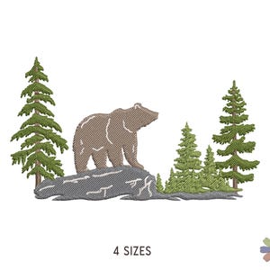 Pode incluir: Um design de bordado apresentando um urso castanho em pé sobre uma rocha cinzenta, ladeado por pinheiros verdes. O texto 4 SIZES está impresso a preto abaixo da ilustração, e um pequeno ícone de flor multicolorida encontra-se no canto inferior direito.