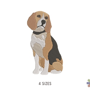 Puede incluir: Un diseño de bordado de un perro beagle sentado de perfil, con hilos de colores beige, marrón, negro y blanco. El perro tiene orejas caídas, nariz negra y un collar oscuro. El texto 4 SIZES está impreso en negro debajo de la ilustración.