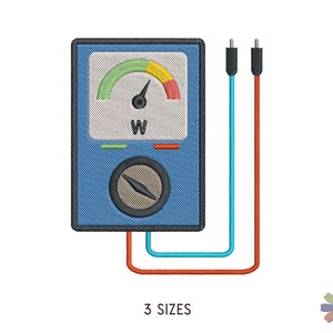 Puede incluir: Un medidor digital azul y gris con una aguja que apunta hacia la derecha. El medidor tiene un dial con un arco verde, amarillo y rojo. El medidor tiene una perilla negra y dos cables que salen de la parte superior. El medidor lee "W" para vatios.