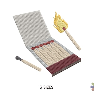 Może przedstawiać: Białe pudełko zapałek z czerwono-brązową obwódką, otwarte, aby ukazać sześć zapałek. Jeden zapałek jest zapalony żółtym płomieniem, a drugi leży na stole.