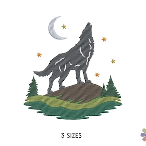Puede incluir: Diseño bordado de un lobo aullando a la luna con estrellas en el cielo. El lobo está de pie en una colina con árboles verdes y una luna creciente en el fondo.