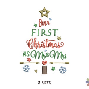 Pode incluir: Design de bordado "Nosso primeiro Natal como Mr & Mrs" com uma árvore de Natal verde e dourada, um coração vermelho e flocos de neve. Disponível em 3 tamanhos.