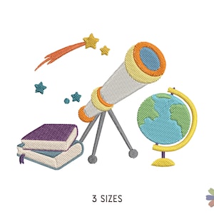 Puede incluir: Un diseño de bordado que presenta un telescopio, un globo terráqueo, dos libros y estrellas fugaces. El diseño está en una variedad de colores, incluyendo azul, verde, amarillo, naranja y morado. El texto "3 SIZES" está en la parte inferior del diseño.
