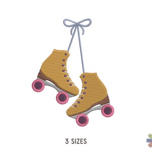 Può includere: Un paio di pattini a rotelle gialli con ruote rosa sono appesi a un nastro blu. I pattini sono legati insieme in cima.