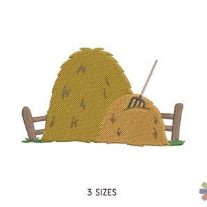 Può includere: Due balle di fieno marroni con un forcone che sporge dalla balla superiore. Le balle sono circondate da una recinzione in legno marrone.