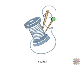 Pode incluir: Um desenho de bordado azul de um carretel de fio com uma agulha e fio, e uma conta verde. O desenho é delineado em azul e o fio é listrado. O texto "3 SIZES" está abaixo do desenho.