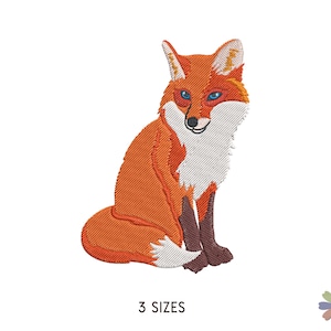 Puede incluir: Un diseño bordado de un zorro sentado con pelaje naranja, pecho blanco y patas negras. El zorro tiene ojos azules y una nariz negra.