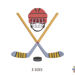 Op de afbeelding: Twee gekruiste hockeysticks met een rood-witte hockeyhelm in het midden. De sticks zijn geel en blauw. Er is een zwarte puck onder de sticks.