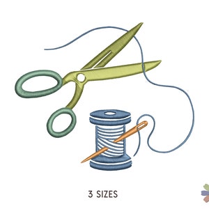 Pode incluir: Um conjunto de três desenhos de bordado que representam um par de tesouras verdes e amarelas, um carretel de fio azul e uma agulha. Os desenhos estão disponíveis em três tamanhos.
