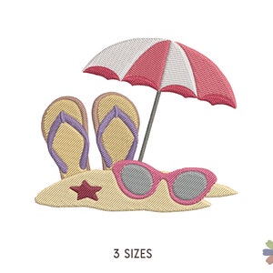 Op de afbeelding: Geborduurde strandscène met slippers, zonnebril en een parasol. De slippers zijn geel met paarse bandjes. De zonnebril is roze. De parasol is rood en wit. Het ontwerp bevat een zandduin met een rode ster.
