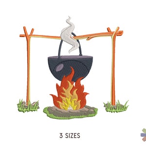 Puede incluir: Un diseño de bordado de una olla negra colgada sobre una fogata con llamas naranjas y amarillas. La olla está colgada de un trípode de madera con dos palos naranjas. Hay una columna de humo blanco saliendo de la olla.