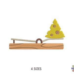 Könnte beinhalten: Gesticktes Design einer Holz-Mausefalle mit einem gelben Käsekeil. Der Käse hat braune Löcher. Die Mausefalle hat eine braune Metallfeder und eine braune Holzbasis. Der Text "4 GRÖSSEN" steht darunter.